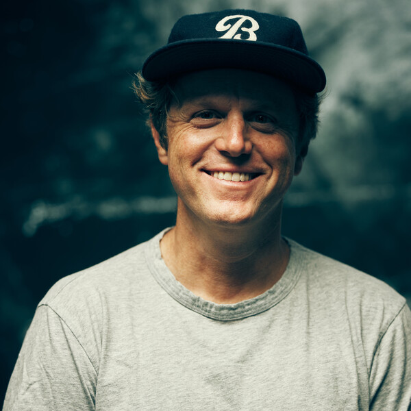 Der Filmemacher Ryan Ross l&auml;chelt auf einem Portr&auml;tfoto; er ist der Regisseur des Films &uuml;ber Omari Cato.